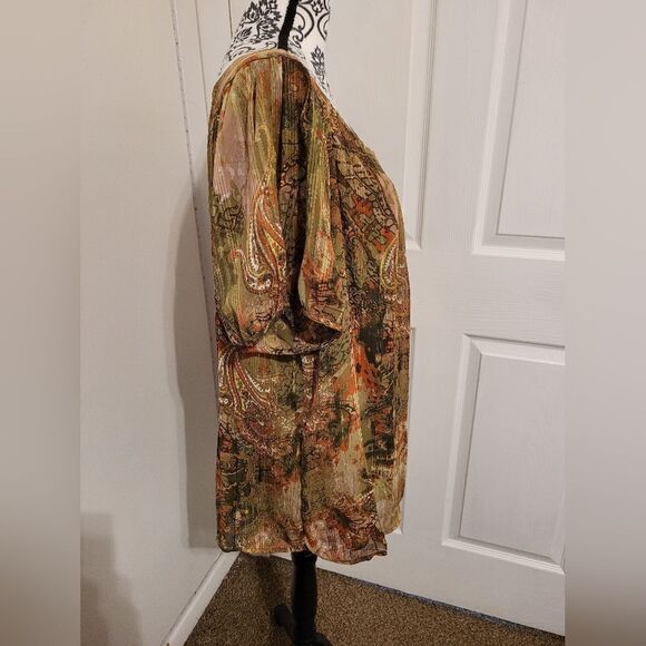 Green paisley abstract art top - Picture 2 of 9